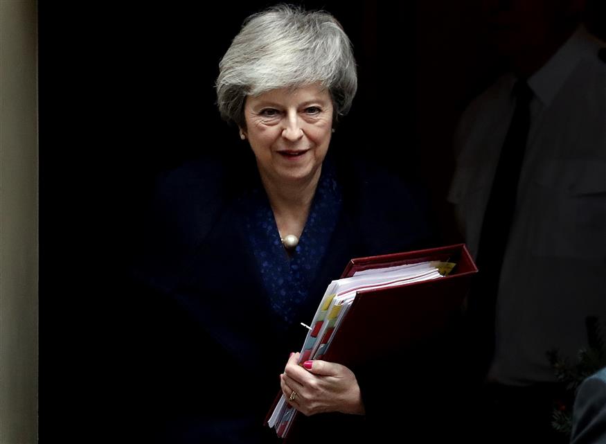 H Βρετανίδα πρωθυπουργός Τερέζα Μέι έξω από την Downing Street (AP Photo/Frank Augstein)