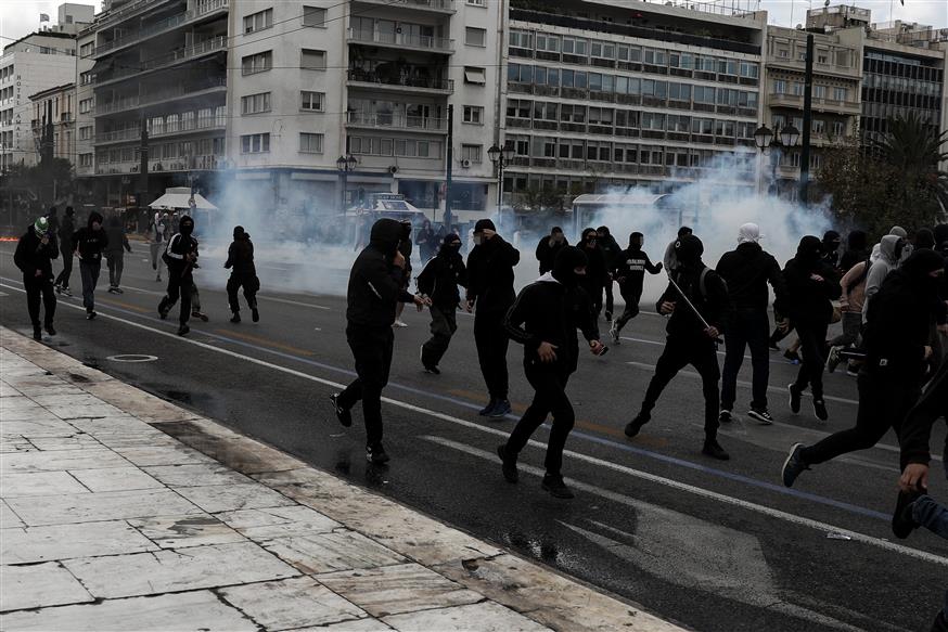 Οι μπαχαλάκηδες αμαύρωσαν την ειρηνική πορεία των μαθητών (eurokinissi)