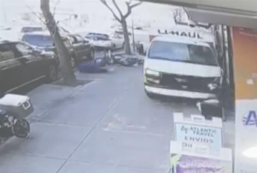Άνδρας με φορτηγάκι οδήγησε σε πεζοδρόμιο και χτύπησε πεζούς/youtube