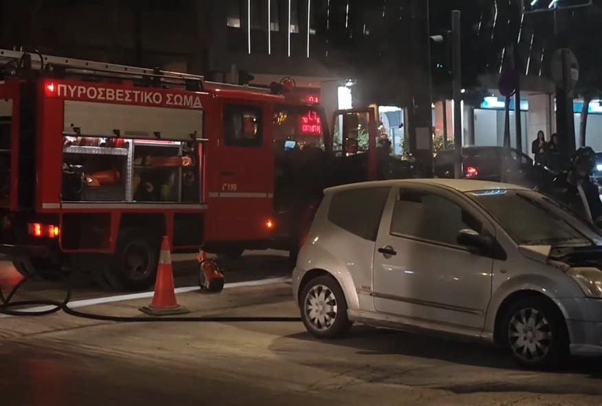 Αυτοκίνητο έπιασε φωτιά στη Συγγρού (orangepress.gr)