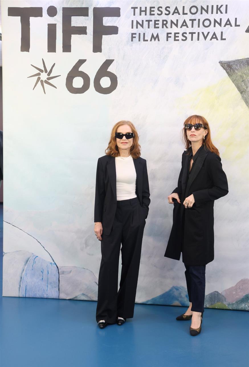 H Ιζαμπέλ Ιπέρ ποζάρει με την κόρη της, Λολιτά Σαμα η οποία βαδίζει στα χνάρια της μητέρας της (Copyright: NDP)