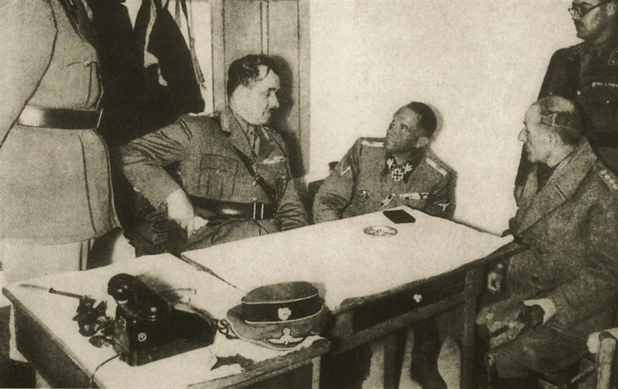 Ο στρατηγός Τσολάκογλου υπογράφει την πρώτη συνθηκολόγηση του Ελληνικού Στρατού στο Βοτονόσι Ιωαννίνων. Δεξιά ο Ζεπ Ντίτριχ.