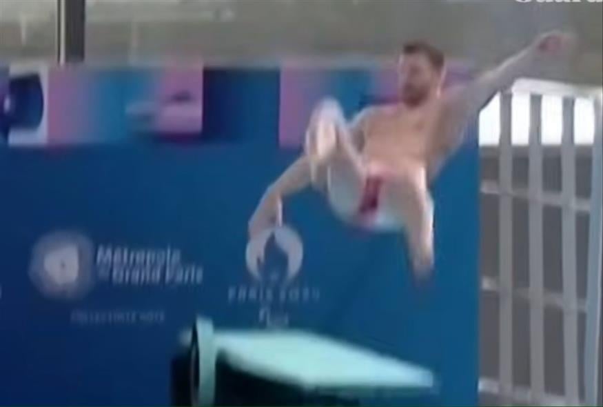 H στιγμή που αθλητής γλιστράει από τον βατήρα στα εγκαίνια Ολυμπιακής πισίνας