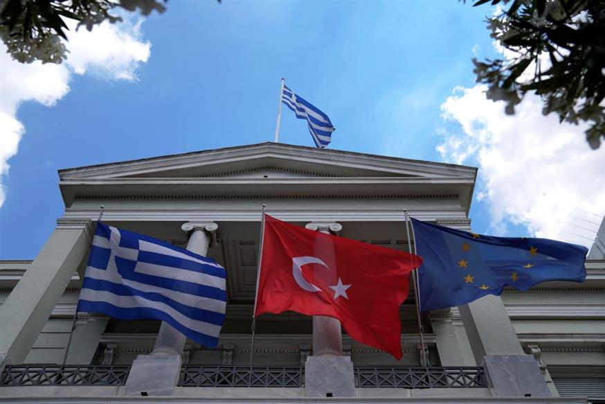 Οι σημαίες Ελλάδας, Τουρκίας και Ευρωπαϊκής Ένωσης, έξω από το υπουργείο Εξωτερικών/Associated Press