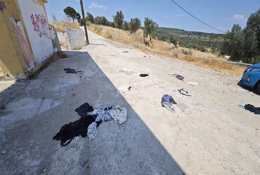 Λίγα πεταμένα ρούχα είναι τα τελευταία απομεινάρια / φωτογραφία Κώστας Ασημακόπουλος Λίγα πεταμένα ρούχα είναι τα τελευταία απομεινάρια / φωτογραφία Κώστας Ασημακόπουλος