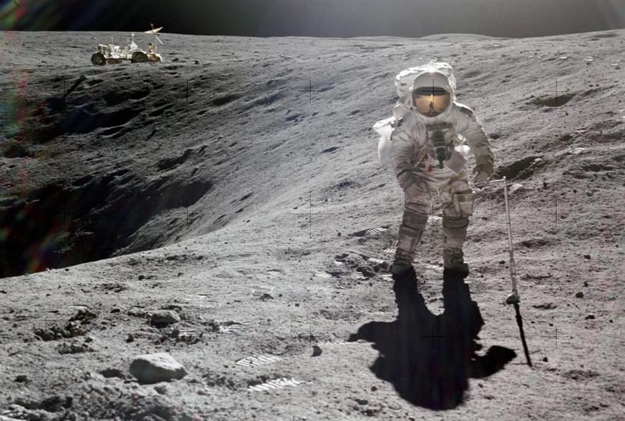 Ο αστροναύτης Τσαρλς Ντιουκ στην επιφάνεια της Σελήνης, στα πλαίσια του Apollo 16 (John W. Young/NASA via AP) Ο αστροναύτης Τσαρλς Ντιουκ στην επιφάνεια της Σελήνης, στα πλαίσια του Apollo 16 (John W. Young/NASA via AP)