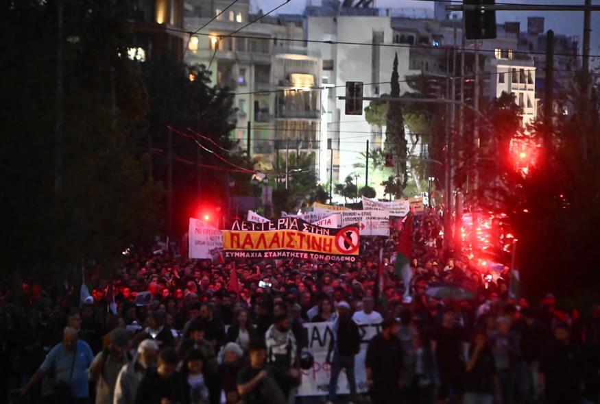 Εκατοντάδες στους δρόμους της Αθήνας φωνάζουν για «Λευτεριά στην Παλαιστίνη»