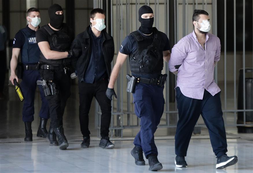 Οι δολοφόνοι της Τοπαλούδη οδηγούνται στο δικαστήριο (eurokinissi)