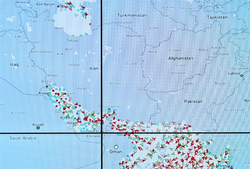 Η κατάσταση των φορτηγών πλοίων στα Στενά του Ορμούζ, σε μια οθόνη στα γραφεία της Hapag-Lloyd, στο Αμβούργο (AP)