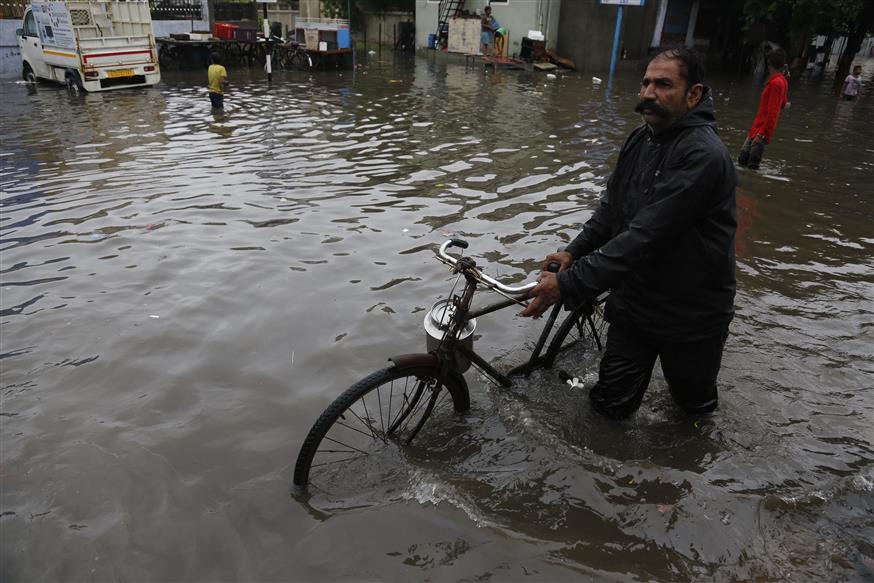 Φονικές πλημμύρες στην Ινδία/(AP Photo/Ajit Solanki)
