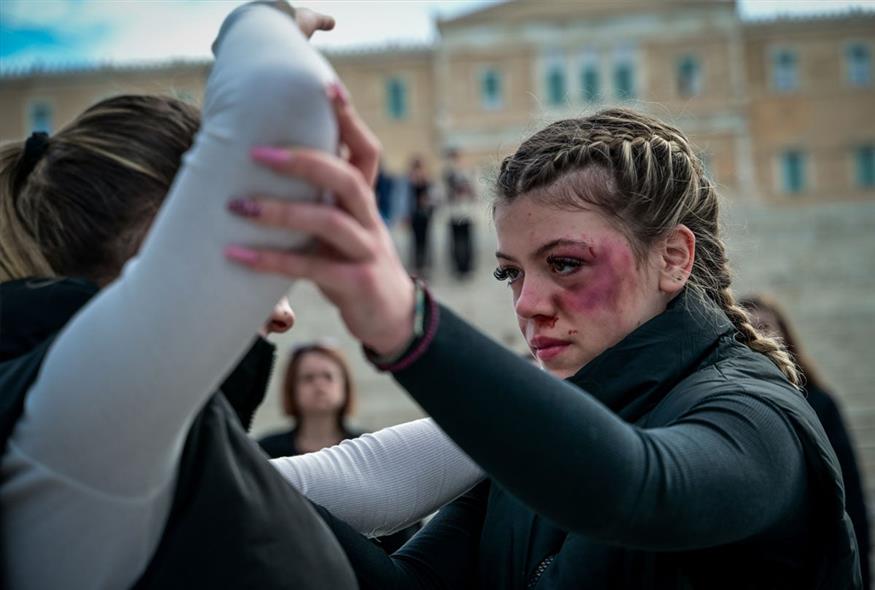 Δράση κατά της σχολικής βίας και του εκφοβισμού από μαθητές και μαθήτριες του Πειραματικού σχολείου Πανεπιστημίου Αθηνών στην πλατεία Συντάγματος
