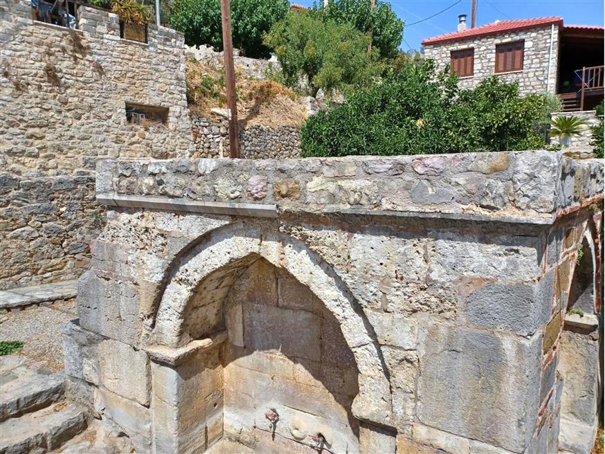 Πανέμορφες κρήνες και λουτρά σε περιμένουν στη βόλτα σου | © Χριστίνα Τσαμουρά