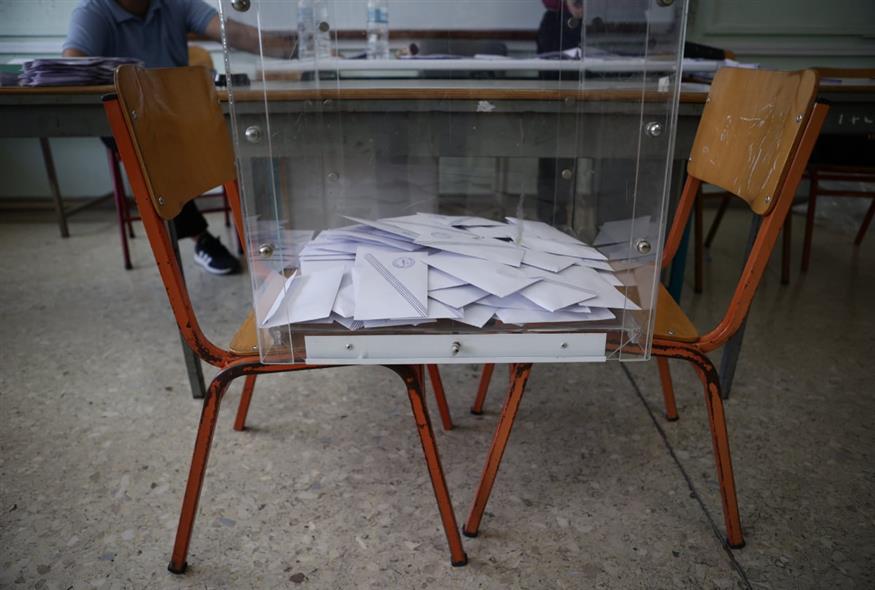 Κάλπη με ψηφοδέλτια (ΒΑΣΙΛΗΣ ΡΕΜΠΑΠΗΣ/EUROKINISSI)