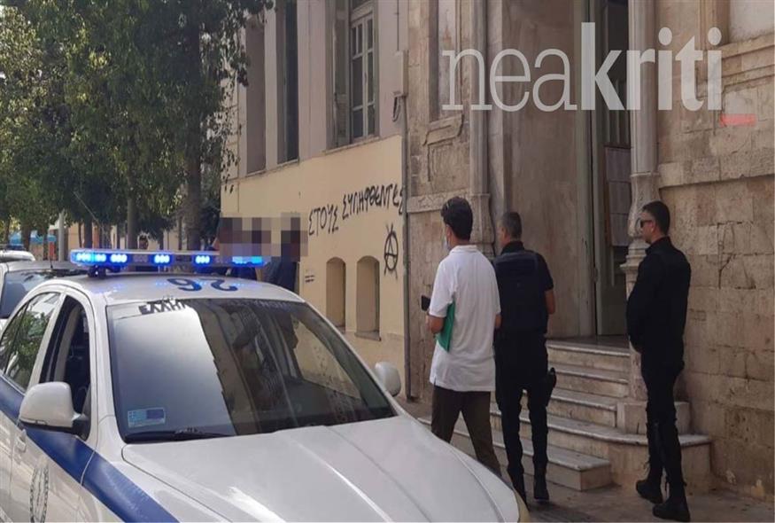 Ο 46χρονος κατηγορούμενος για βιασμό της 13χρονης θετής του κόρης (neakriti.gr)