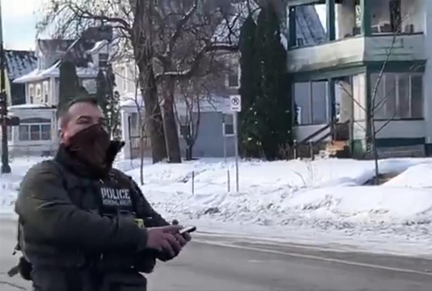 Βίντεο ντοκουμέντο διαψεύδει τον Τραμπ - Ο πράκτορας της ICE απομακρύνεται ακέραιος από το σημείο δολοφονίας της 37χρονης (Χ) Βίντεο ντοκουμέντο διαψεύδει τον Τραμπ - Ο πράκτορας της ICE απομακρύνεται ακέραιος από το σημείο δολοφονίας της 37χρονης (Χ)