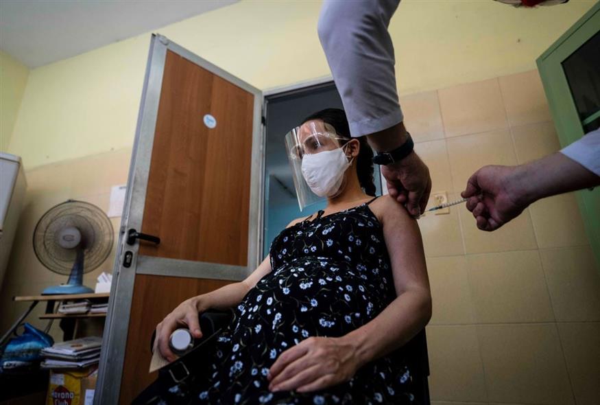 Μια εγκυμονούσα εμβολιάζεται για τον κορονοϊό (AP Photo/Ramon Espinosa)
