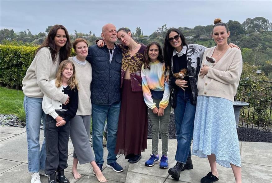Ο Μπρους Γουίλις με την οικογένειά του (Copyright: Instagram)