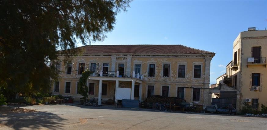 Το κτίριο στα Χανιά που εκκενώθηκε από την ΕΛ.ΑΣ (Πηγή: astynomia.gr)