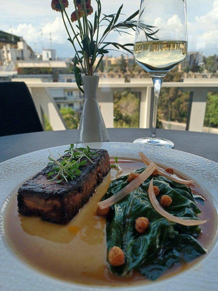 Aρνάκι με κρεμμύδι, κορινθιακή σταφίδα, ρεβίθια ραγού και σέσκουλα | © Χρστίνα Τσαμουρά