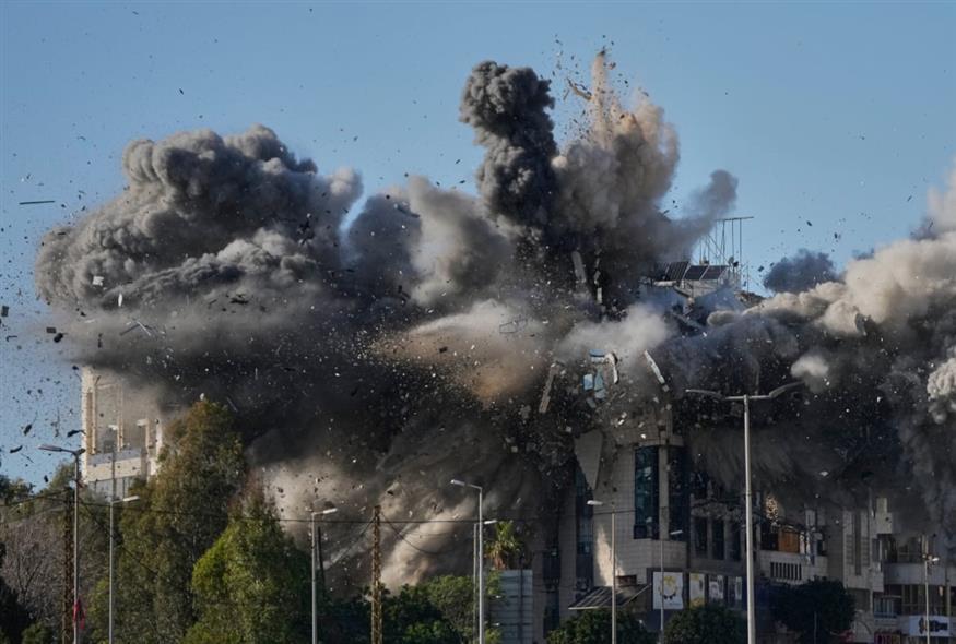 Ισραηλινό χτύπημα στον Λίβανο (AP Photo/Hussein Malla)