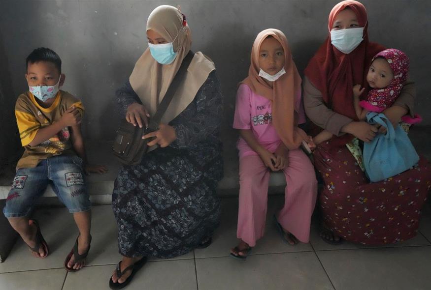 Παιδιά και μητέρας στην Ινδονησία (AP Photo/Tatan Syuflana)