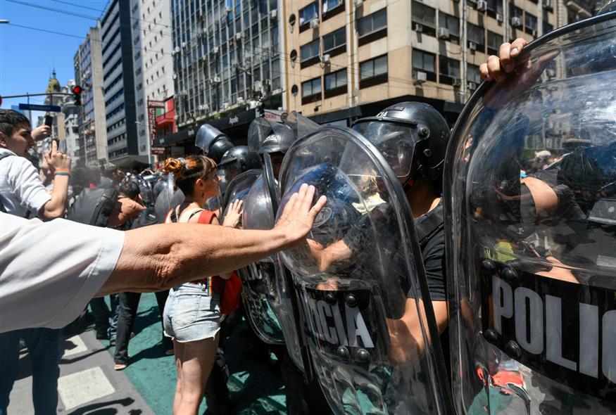 Χιλιάδες πολίτες στους δρόμους της Αργεντινής κατά του «mega-διατάγματος» (ΑΡ Photo)