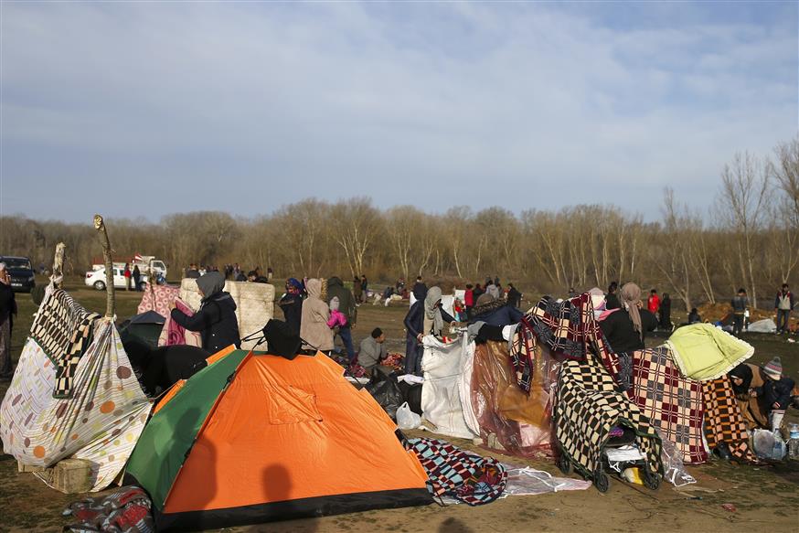 Πρόσφυγες και μετανάστες στα σύνορα του Έβρου/(AP Photo/Emrah Gurel)