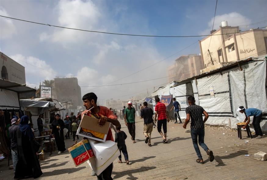 Παλαιστίνιοι τρέχουν να σωθούν από την ισραηλινή επίθεση στο νοσοκομείο Νάσερ (EPA/HAITHAM IMAD)