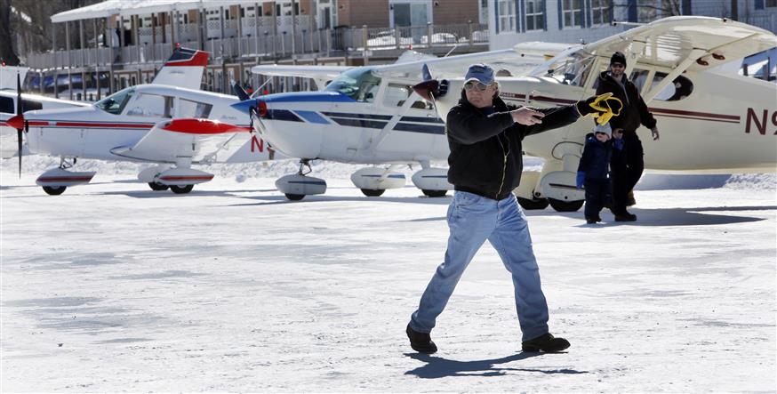 Παγωμένη λίμνη στο Νιου Χαμσάιρ των ΗΠΑ μετατράπηκε σε διάδρομο προσγείωσης (AP