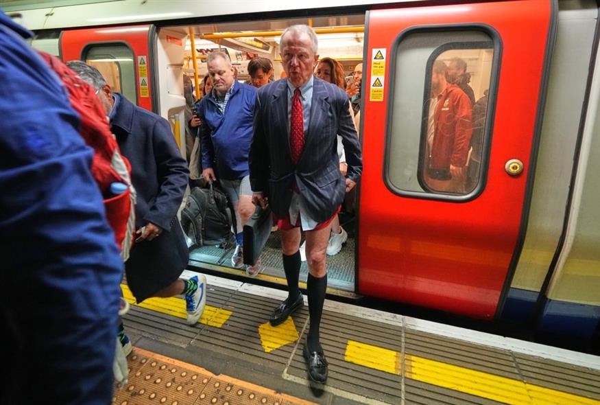 Στιγμιότυπο από τη Διαδρομή Χωρίς Παντελόνια (Frank Augstein/AP)