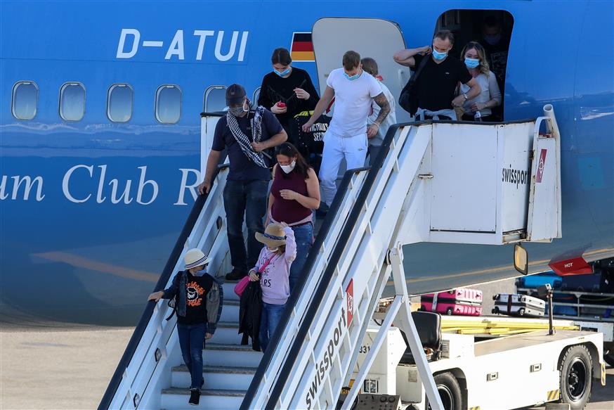 Τουρίστες στο αεροδρόμιου του Ηρακλείου (Copyright: Eurokinissi)