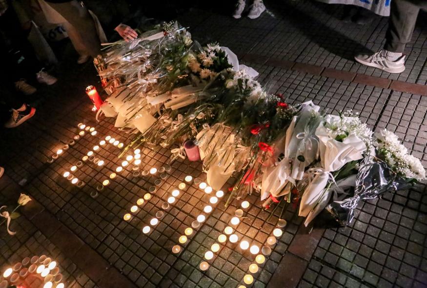 Αφήνουν λουλούδια και ανάβουν κεριά στον σταθμό του ΟΣΕ στη Λάρισα για την τραγωδία στα Τέμπη (ΛΕΩΝΙΔΑΣ ΤΖΕΚΑΣ / EUROKINISSI)