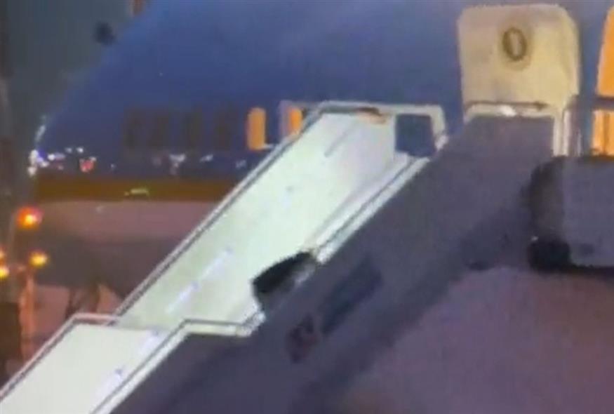 Τζο Μπάιντεν: Στραβοπάτησε καθώς ανέβαινε τις σκάλες προς το Air Force One