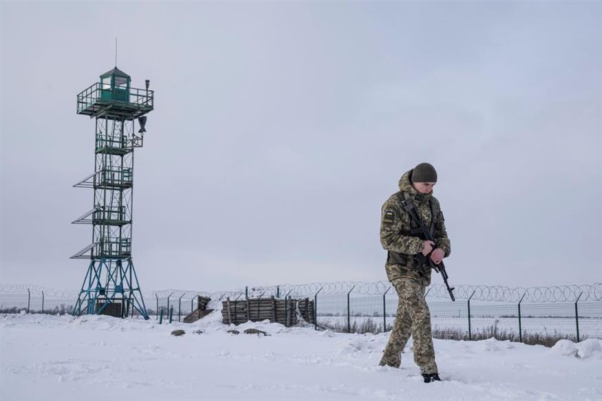 Ουκρανός στρατιώτης σε περιπολία στα σύνορα με τη Ρωσία/Associated Press