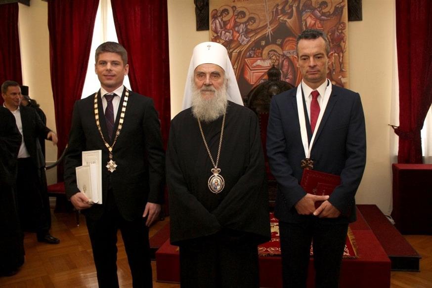 Από αριστερά εικονίζονται ο Γάλλος ανθρωπιστής Arnaud Guyon, ο Πατριάρχης Σερβίας Ειρηναίος και ο Μαρίνος Ριτσούδης