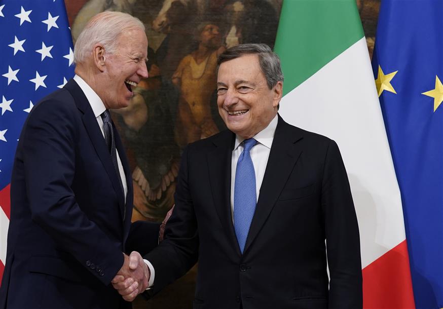 Joe Biden και Mario Draghi (AP Photo/Evan Vucci)