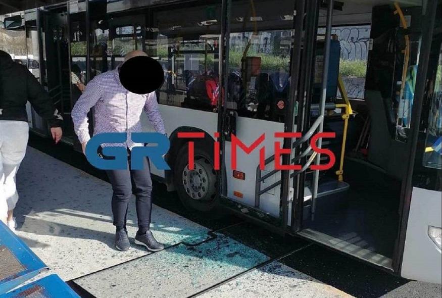 Θεσσαλονίκη: Τζάμι από πόρτα λεωφορείου έπεσε σε κοπέλα (grtimes.gr)