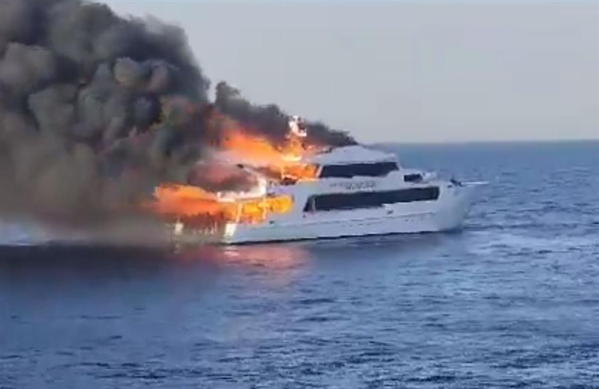 Φλεγόμενο σκάφος στα ανοιχτά της Αιγύπτου (Twitter)