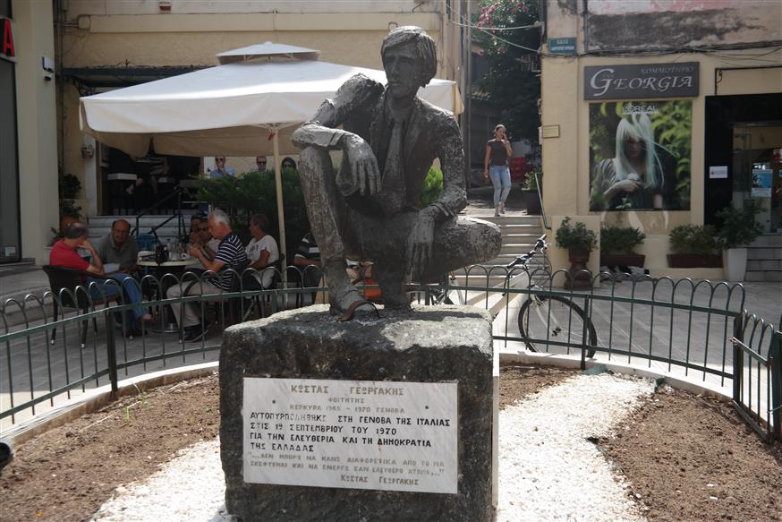 Το άγαλμα του Κώστα Γεωργάκη στην Κέρκυρα (Copyright: Eurokinissi/Γιώργος Κονταρίνης)