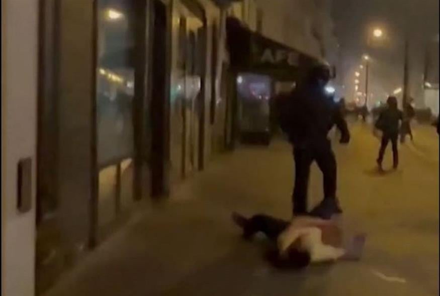 Όπως φαίνεται στο βίντεο, ο αστυνομικός αφού ρίχνει αναίσθητο τον πολίτη, αποχωρεί (Video Capture)