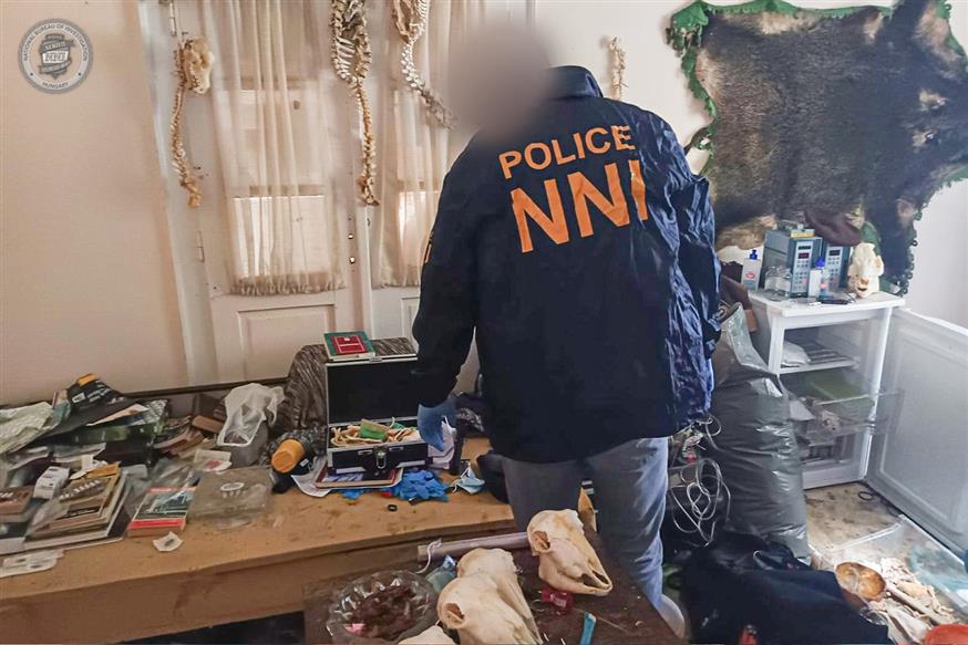 Καρέ - καρέ οι έρευνες στο σπίτι του 30χρονου κανιβάλου, στη Βουδαπέστη (police.hu) Καρέ - καρέ οι έρευνες στο σπίτι του 30χρονου κανιβάλου, στη Βουδαπέστη (police.hu)