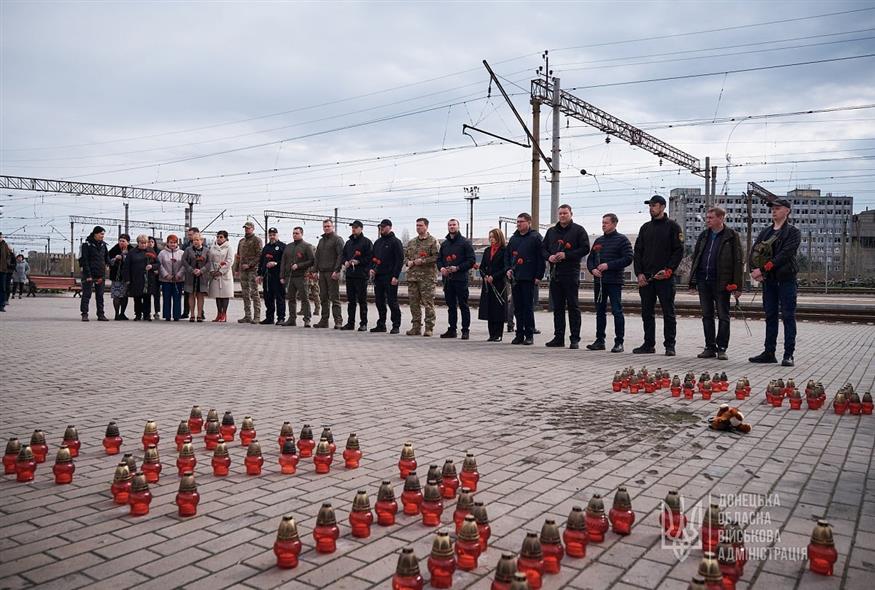 Συγκίνηση και λουλούδια ένα χρόνο από τη ρωσική επίθεση στον σιδηροδρομικό σταθμό του Κραματόρσκ