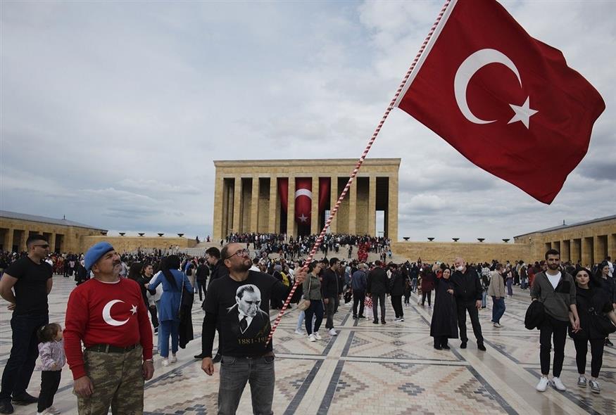 Τούρκοι πολίτες στο μαυσωλείο του Μουσταφά Κεμάλ Ατατούρκ (φωτογραφία αρχείου/ Associated Press)
