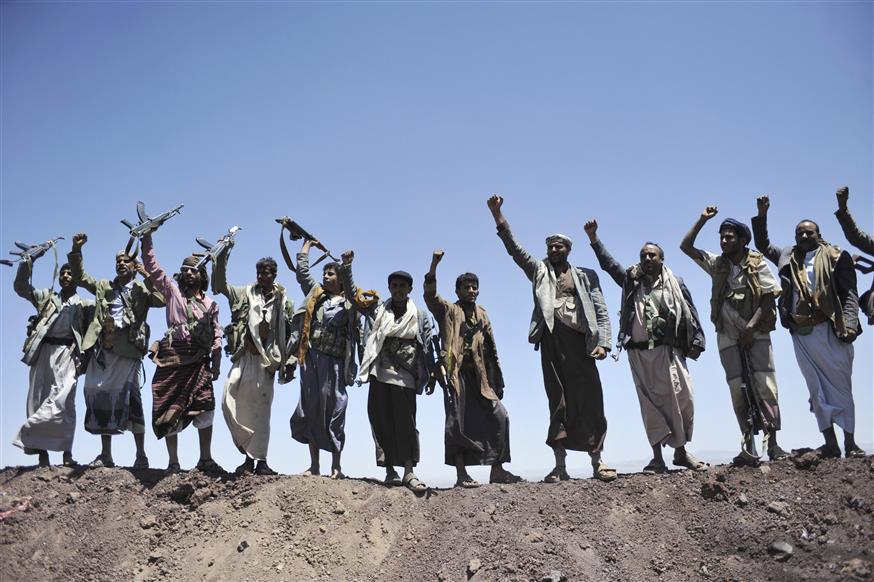 Άντρες των Χούτι - με σαφείς διαθέσεις...  (AP Photo/Hani Mohammed, File)