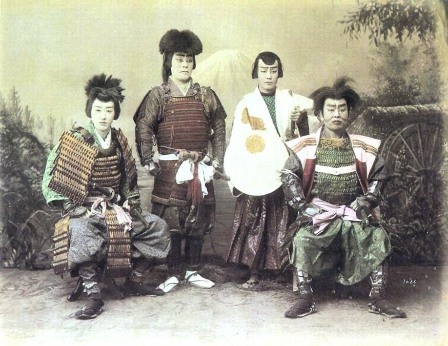 Ηθοποιοί του χοροθεάτρου Καμπούκι, ντυμένοι ως σαμουράι (1880) (Wikipedia)