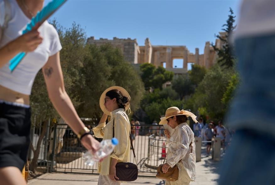 Καύσωνας στην Αθήνα (AP Photo/Petros Giannakouris)