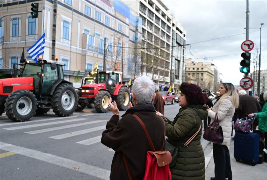 Αγρότες στο κέντρο της Αθήνας  (ΤΑΤΙΑΝΑ ΜΠΟΛΑΡΗ/EUROKINISSI)