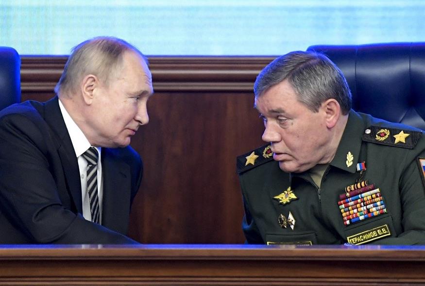 Ο Βλαντίμιρ Πούτιν  με τον Βαλέρι Γκερασίμοφ (Associated Press)
