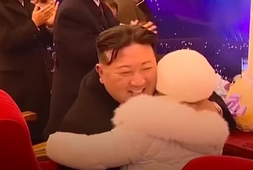 Ο Κιμ Γιονγκ Ουν αγκαλιάζει ένα κοριτσάκι