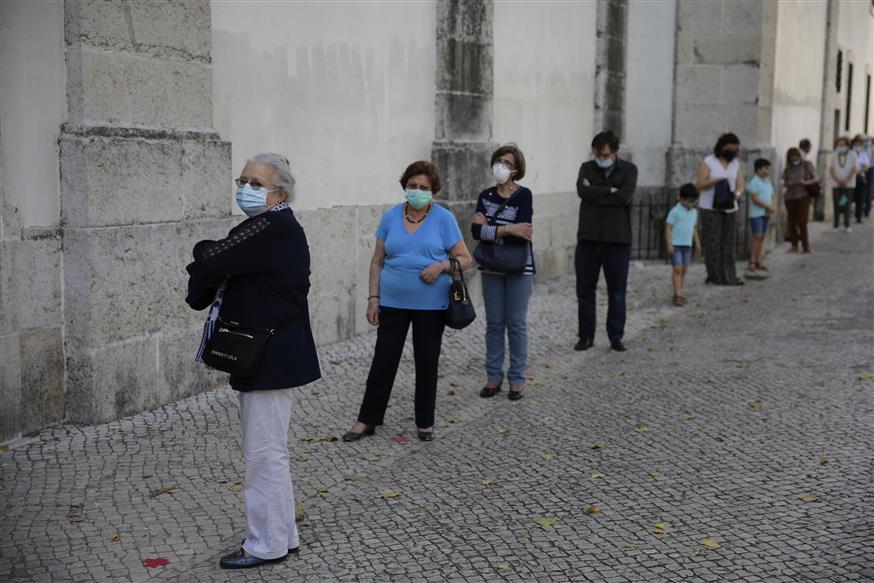 Πιστοί έξω από εκκλησία στη Λισαβόνα (AP photo)